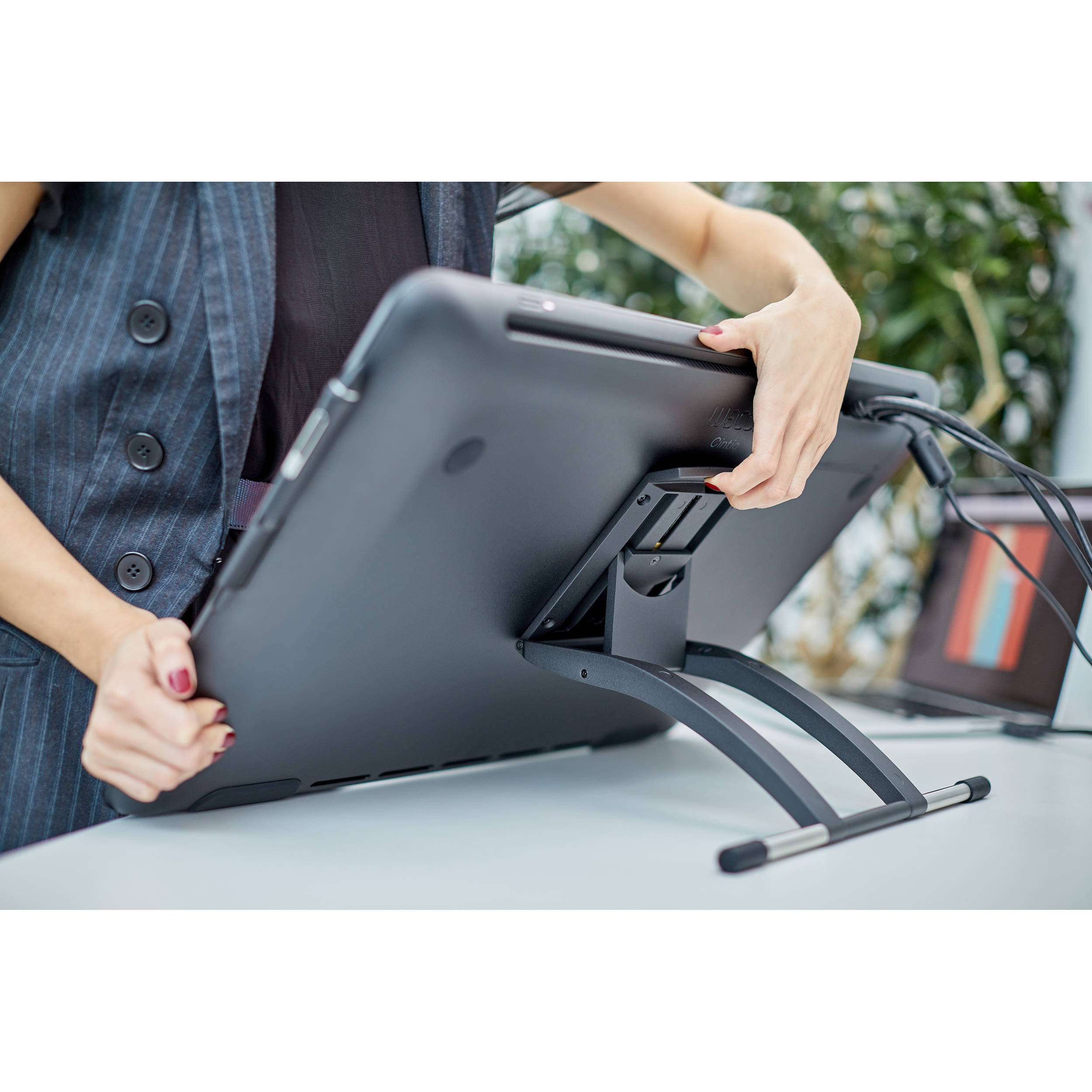 Графический монитор-планшет Wacom Cintiq 16 Interactive display Wacom Cintiq 22