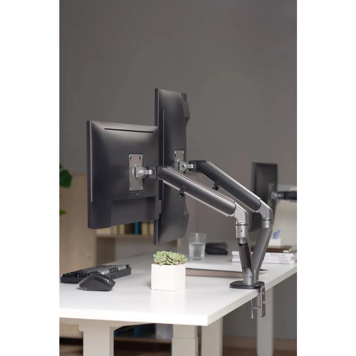 Кронштейн для мониторов Ultramounts UM735BL черный/серый 17"-27" макс.7кг крепление к столешнице пов